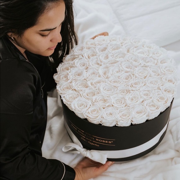 Preserved White Roses in Black Hatbox - Picture 4 of 8